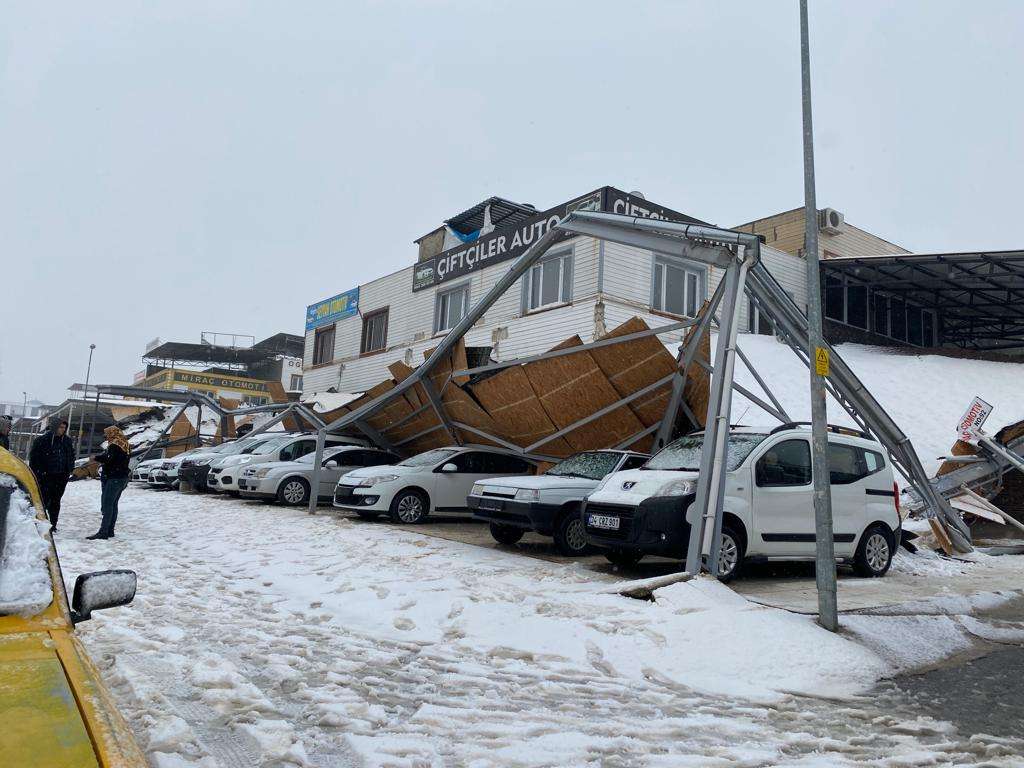 Şanlıurfa'da oto galericiler sitesinde çatı çöktü